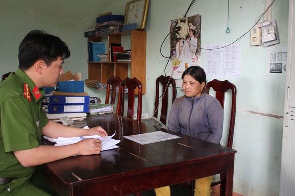 Bà Ngô Thị Hiệp, trú thôn 4 (bên phải) đang trình báo sự việc bị lừa đảo tại Công an xã Cư Suê. 