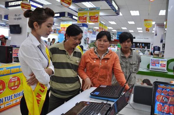 Khách hàng mua sắm tại siêu thị điện máy Nguyễn Kim (TP. Buôn Ma Thuột).