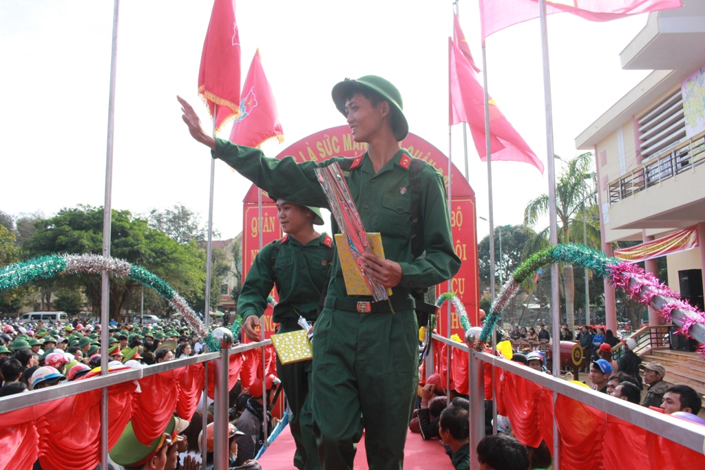 Thanh niên huyện Krông Năng hăng hái lên đường nhập ngũ