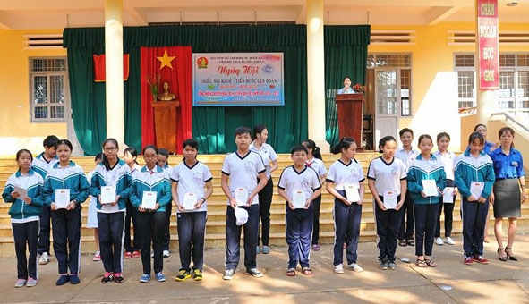 Những đội viên Liên đội THCS Nguyễn Văn Cừ được công nhận Chuyên hiệu Rèn luyện đội viên năm học 2016 - 2017. 