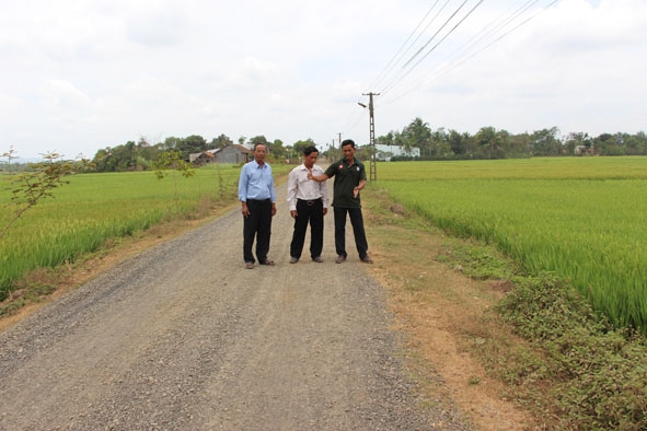 Ông Nguyễn Phàn (áo đen) tự nguyện hiến 300 m2 đất để làm đường liên xã. 