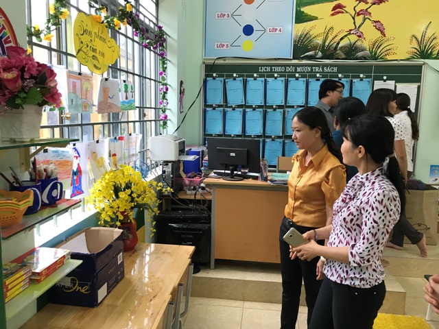 Đại biểu tham quan mô hình Thư viện thân thiện của Trường Tiểu học Lê Lợi (huyện Cư M'gar)