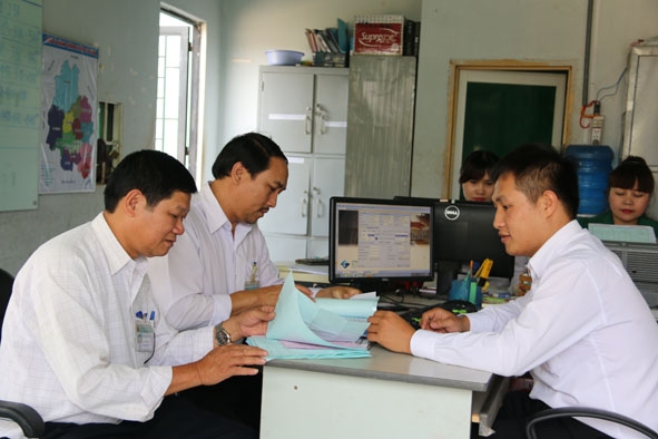 Cán bộ Chi cục Thuế huyện Cư M’gar hỗ trợ trực tiếp về thủ tục hành chính tại một DN trên địa bàn. 