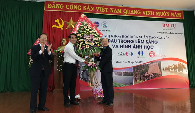 Lãnh đạo Trường Đại học Buôn Ma Thuột tặng hoa Hội Chống đau Việt Nam