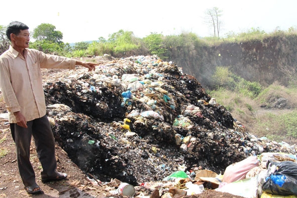  Khói bụi từ  bãi rác  đồi voi  gây  ô nhiễm.  