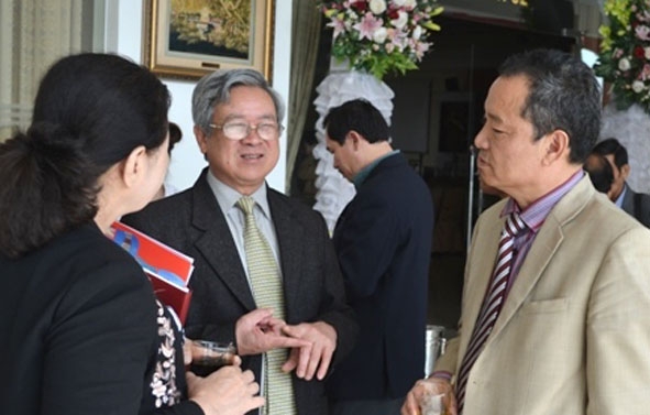 Ông Dương Thanh Tương (giữa) trao đổi với các đại biểu bên lề một hội nghị đối thoại DN.