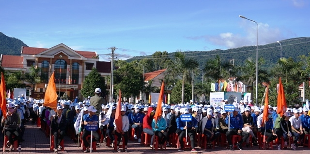 Đông đảo các tầng lớp nhân dân trên địa bàn tham dự Lễ mít tinh.
