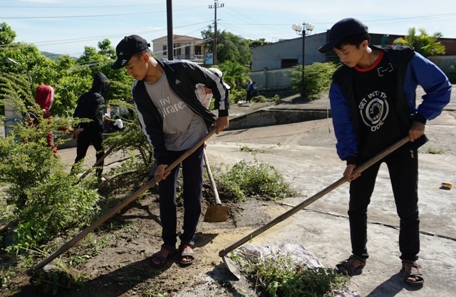 Lực lượng đoàn viên thanh niên tham gia dọn dẹp vệ sinh môi trường.