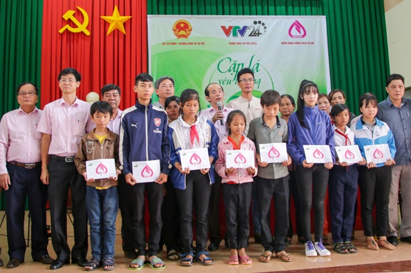 Ngân hàng Chính sách xã hội Việt Nam chi nhánh tỉnh Đắk Lắk trao hỗ trợ các em tại TP. Buôn Ma Thuột. 