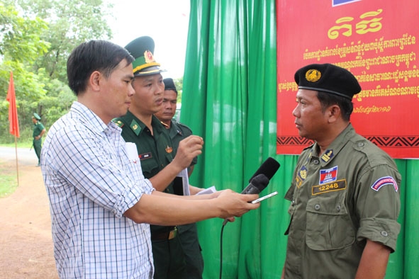 Phóng viên các báo, đài tác nghiệp tại lễ khởi công đường điện thắp sáng hỗ trợ lực lượng bảo vệ  biên giới nước bạn Campuchia. 