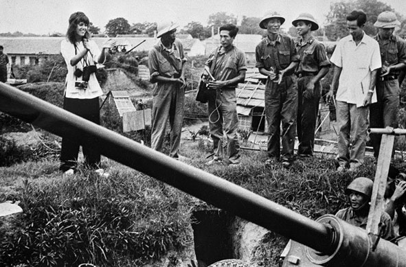 Jane Fonda chụp ảnh cùng các xạ thủ pháo cao xạ miền Bắc Việt Nam trong chuyến thăm Việt Nam năm 1972.