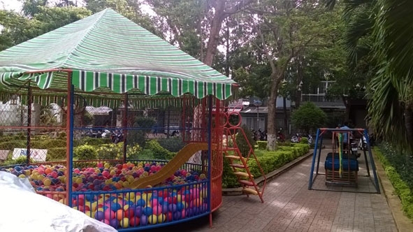 Tiểu hoa viên giữa đường Ama Pui và Chế Lan Viên bị chiếm dụng để làm nơi trông giữ xe và đặt trò chơi cho trẻ em.