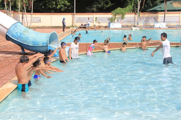 Một lớp dạy bơi tại Nhà Văn hóa Thanh thiếu nhi tỉnh.  