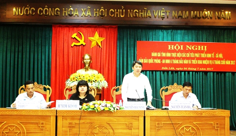 Phó Chủ tịch Thường trực UBND tỉnh Nguyễn Hải Ninh phát biểu tại hội nghị