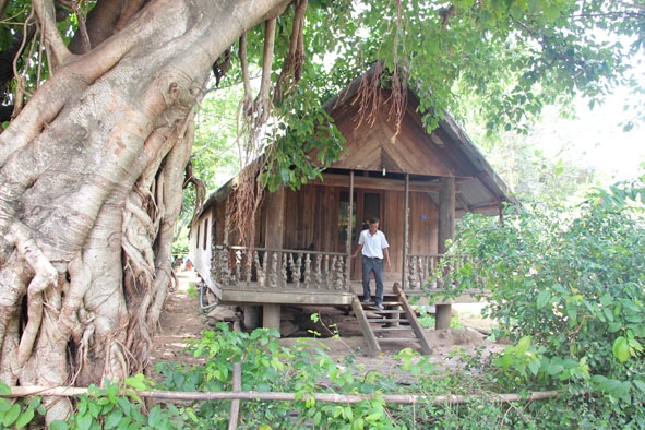 Nhà dài truyền thống tại khu du lịch buôn Jun (huyện Lắk) hiện còn rất ít.