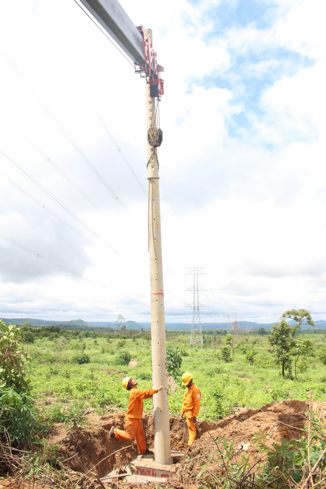 Các trụ điện đang được công nhân Điện lực tiến hành chôn lắp tại thôn Bình Lợi, xã Cư Mlan, huyện Ea Súp.