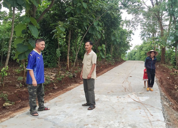 Tuyến đường bê tông mới ở thôn 7, xã Ea Kiết (huyện Cư M’gar).  