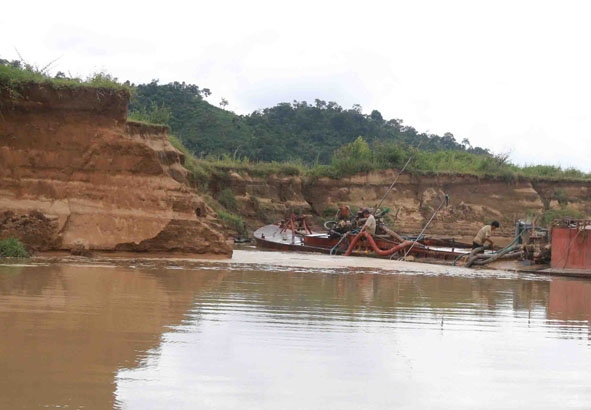 Đoạn bờ sông Krông Ana đi qua xã Đắk Liêng, huyện Lắk bị sạt lở do khai thác cát quá mức.   Ảnh: V. Tiếp