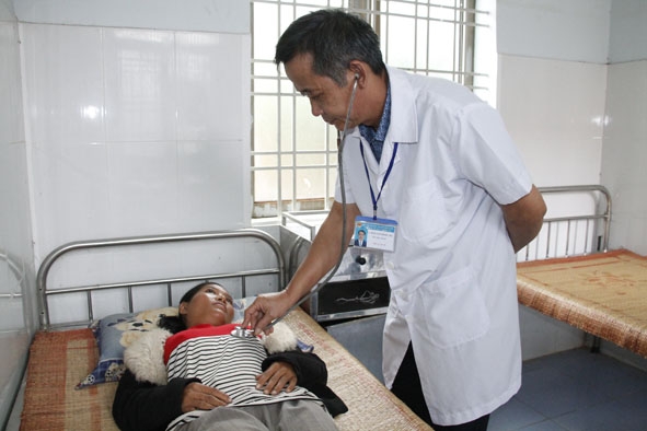 Người dân khám bệnh tại Trạm Y tế xã Yang Tao (huyện Lắk).  