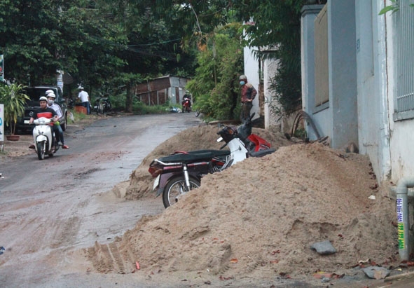 Vật liệu xây dựng được người dân tập kết tràn xuống lòng đường Nguyễn Du