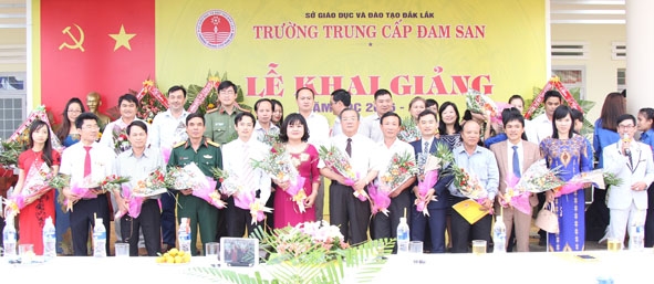 Đồng chí H’ Yim Kđoh, Phó Chủ tịch UBND tỉnh (hàng trước thứ 6 từ trái qua) cùng các đại biểu tại Lễ khai giảng  Trường Trung cấp Đam San năm học 2016-2017.  