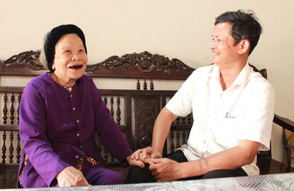 Cán bộ LĐTBXH thị trấn Ea Kar thăm hỏi Mẹ Việt Nam Anh hùng Trương Thị Thỉnh trong căn nhà Tình nghĩa.