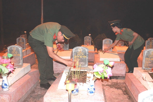 Đoàn viên thanh niên Công an tỉnh thắp nến tri ân tại Nghĩa trang Liệt sỹ tỉnh.   