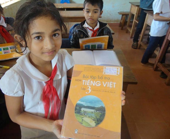Học sinh Trường Tiểu học  Mạc Thị Bưởi (TP. Buôn Ma Thuột) học tiếng Việt  theo tài liệu bổ trợ.  
