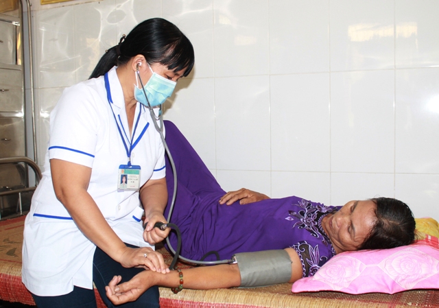 Khám bệnh cho người dân tại Trạm y tế phường Thống Nhất. 