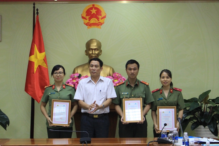 Phó Chủ tịch UBND tỉnh Võ Văn Cảnh trao giải cho các cá nhân có thành tích cao trong cuộc thi viết” Vì một mái ấm bình yên”. 