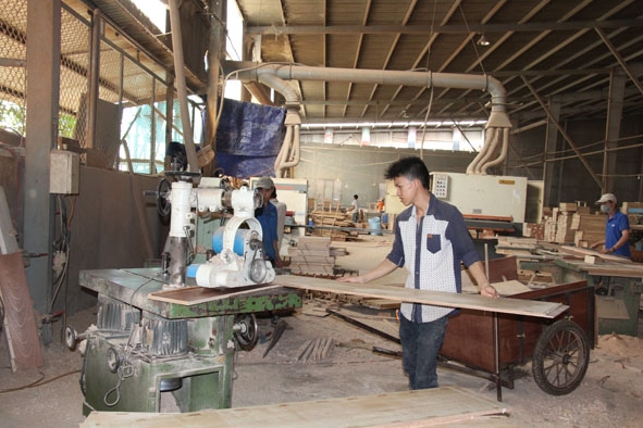 Một cơ sở sản xuất mộc dân dụng trong Cụm công nghiệp Tân An 1.