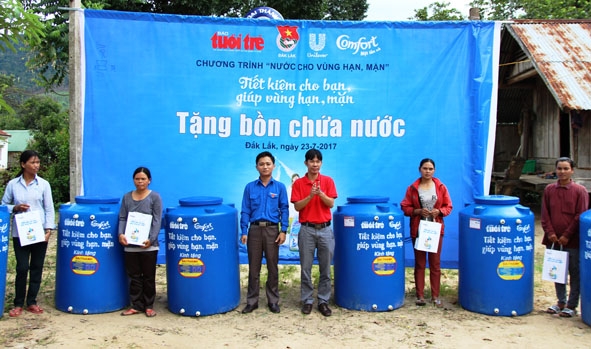 Đại diện Báo Tuổi Trẻ và Tỉnh Đoàn trao tặng bồn chứa nước cho người dân buôn M'Um (xã Cư Prông, huyện Ea Kar).