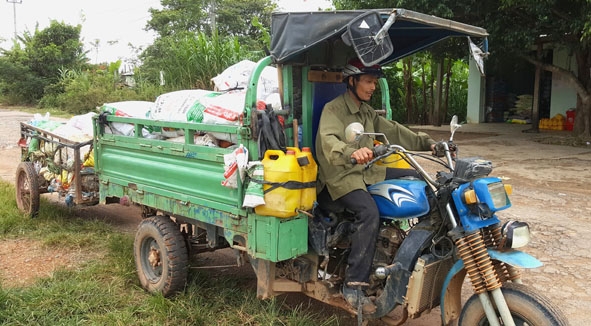 Anh Dũng đang thu gom rác thải sinh hoạt tại thôn 2, xã Cư Đrăm (huyện Krông Bông). 