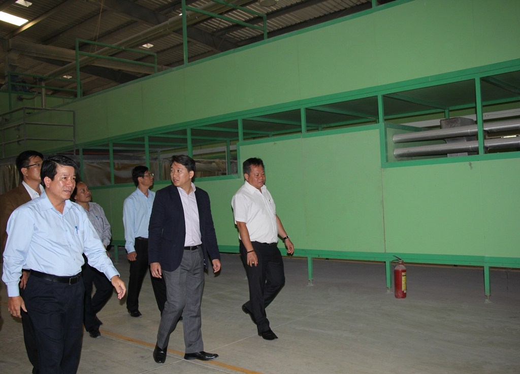 Phó Chủ tịch Thường trực UBND tỉnh Nguyễn Hải Ninh cùng đoàn công tác của tỉnh thăm một cơ sở sản xuất trong Khu công nghiệp Hòa Phú