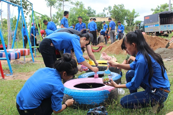 Đoàn viên, thanh niên huyện Ea Súp làm sân chơi cho các em thiếu nhi xã Ya Lốp.