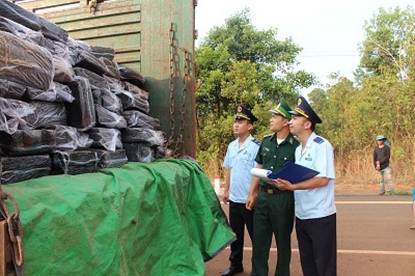 Cán bộ Cục Hải quan Đắk Lắk kiểm tra hàng hóa tại Cửa khẩu Bu Prăng (Đắk Nông)