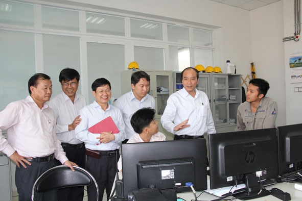 Chủ tịch UBND tỉnh Phạm Ngọc Nghị (thứ 2 từ phải sang) thăm Công ty Cổ phần thủy điện Tam Long.  Ảnh: M. Thông