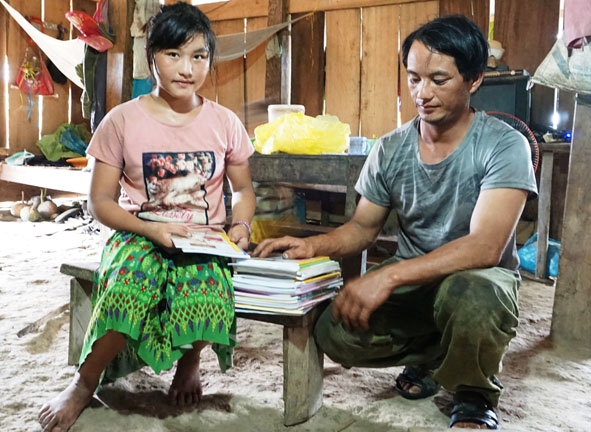Vợ chồng anh Dương Văn Dính đi làm thuê 3 tháng hè mới đủ tiền mua sách vở cho các con.  