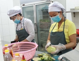 Nhân viên nhà bếp của Khách sạn Đăkruco chế biến thực phẩm. 