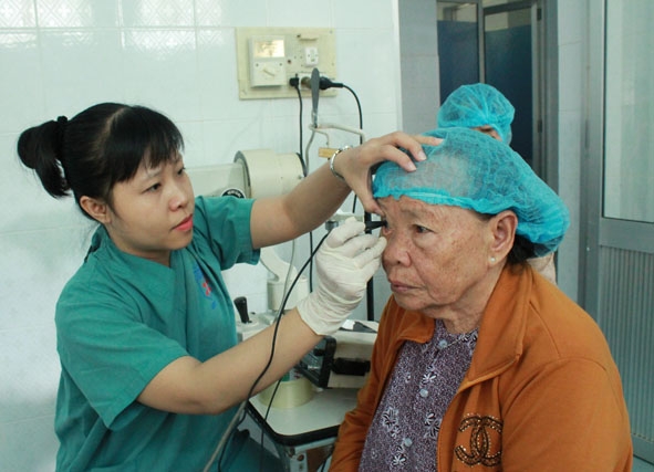 Bác sĩ Bệnh viện Cấp cứu Trương Vương khám mắt cho bệnh nhân huyện Cư M'gar  trước khi phẫu thuật. 