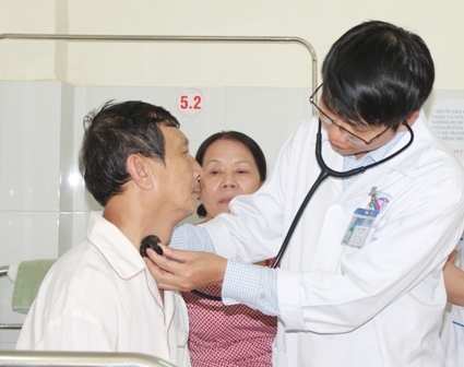 Bác sĩ Nguyễn Thiện Ái kiểm tra sức khỏe cho bệnh nhân Hải sau phẫu thuật đặt stent động mạch cảnh