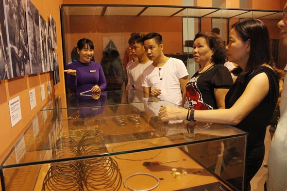 Du khách nghe thuyết minh về các hiện vật trong Bảo tàng tỉnh.
