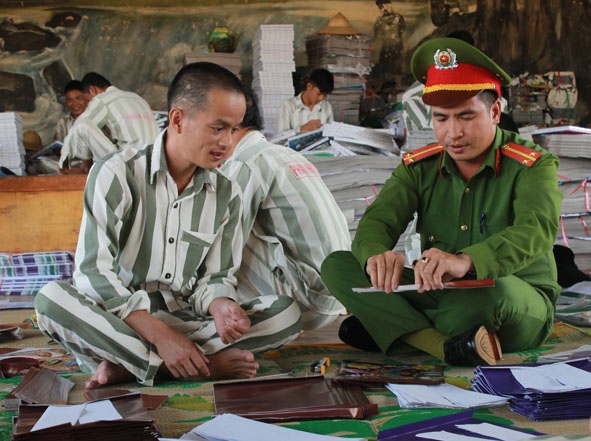 Quản giáo của Trại giam Đắk Trung hướng dẫn dạy nghề cho phạm nhân. 