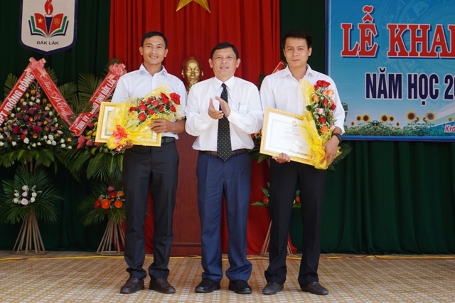 Đồng chí Nguyễn Tuấn Hà trao Bằng khen của Chủ tịch UBND tỉnh cho các cá nhân hoàn thành xuất sắc nhiệm vụ năm học 2016 – 2017. 