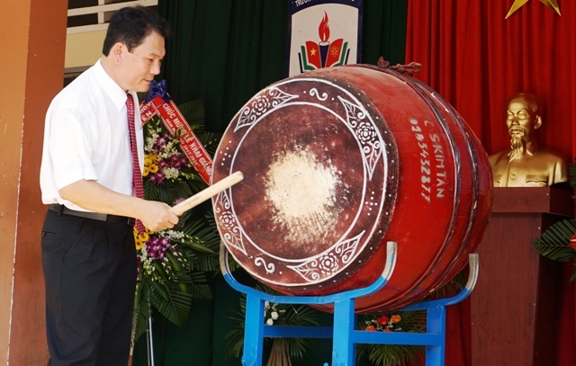 Hiệu trưởng Trường THPT Krông Bông Mai Văn Thanh đánh trống khai trường.