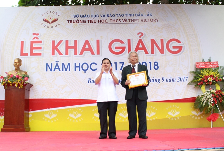 Ủy viên Trung ương Đảng, Phó Trưởng Ban Thường trực Ban Chỉ đạo Tây Nguyên Điểu Kré trao Giấy khen của Sở GD-ĐT tặng Trường Victory vì có thành tích trong năm học 2016-2017. 