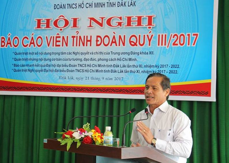 Hình 2: Đồng chí Nguyễn Cảnh - Phó Trưởng ban Tuyên giáo Tỉnh ủy truyền đạt nội dung trọng tâm các Nghị quyết và chỉ thị của Trung ương Đảng khóa XII