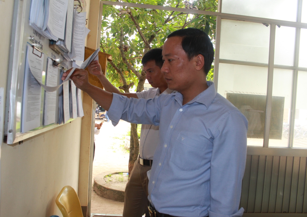Thành viên Đoàn kiểm tra CCHC kiểm tra việc niêm yết các thủ tục hành chính tại Bộ phận tiếp nhận và trả kết quả - UBND xã Hòa Thắng.