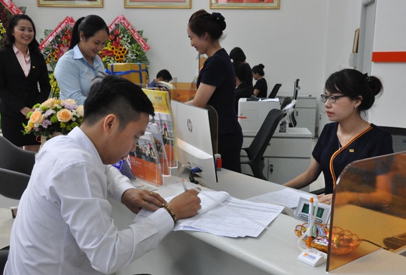 Khách hàng giao dịch  tại Chi nhánh Ngân hàng TMCP  Sài Gòn - Hà Nội (SHB) Đắk Lắk. 
