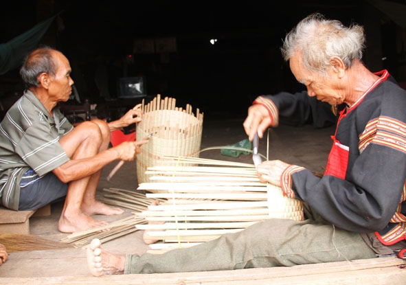 Người dân buôn Jiê Yúk, xã Đắk Phơi tranh thủ thời gian rảnh đan gùi.